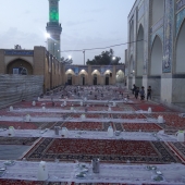 سفره ساده ضیافت الله در کنار بقعه متبرکه امامزاده شعیب (ع)